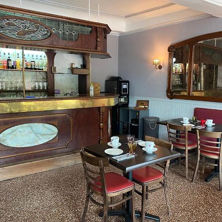 Hotel-Restaurant Les Trois Maures Verdun-sur-le-Doubs Exteriör bild