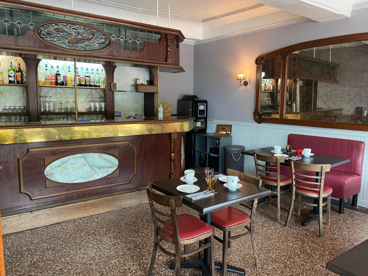 Hotel-Restaurant Les Trois Maures Verdun-sur-le-Doubs Exteriör bild