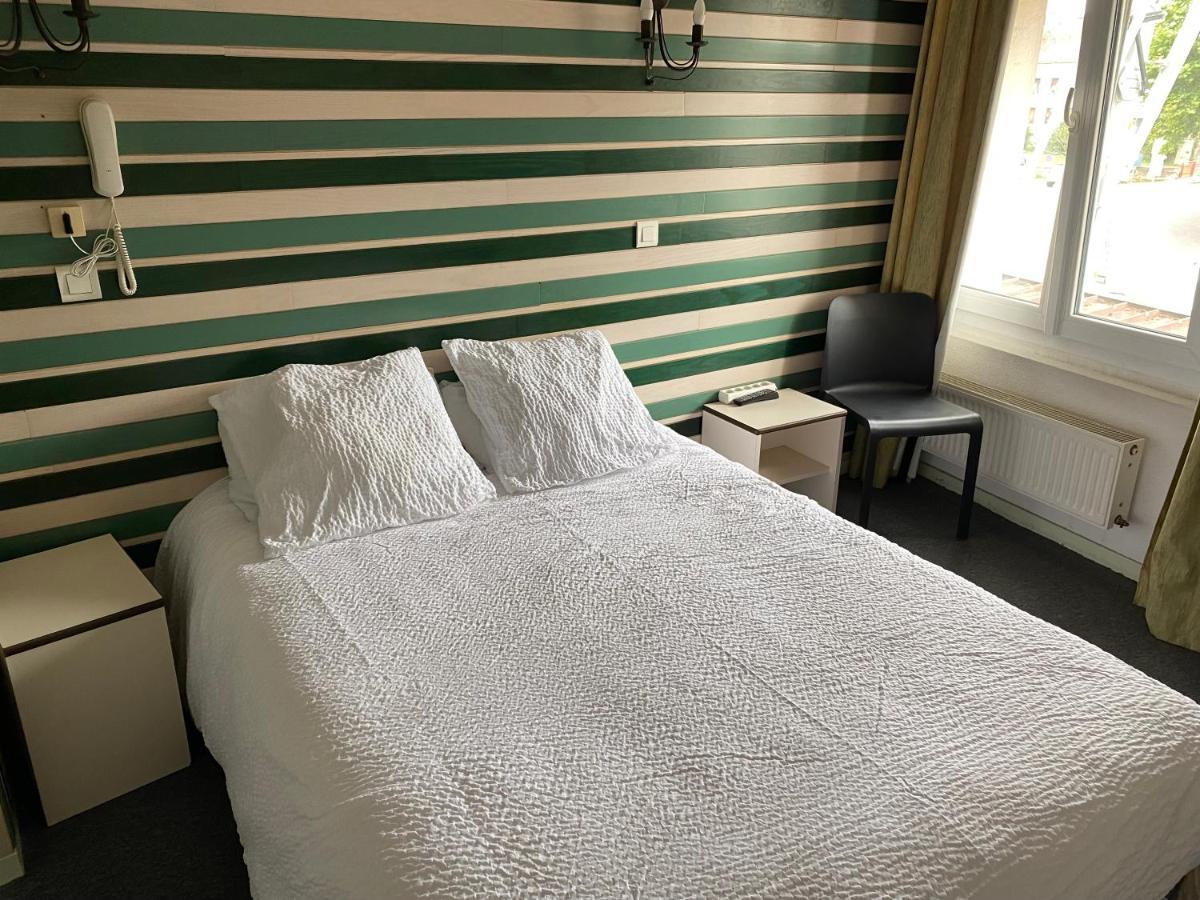 Hotel-Restaurant Les Trois Maures Verdun-sur-le-Doubs Exteriör bild